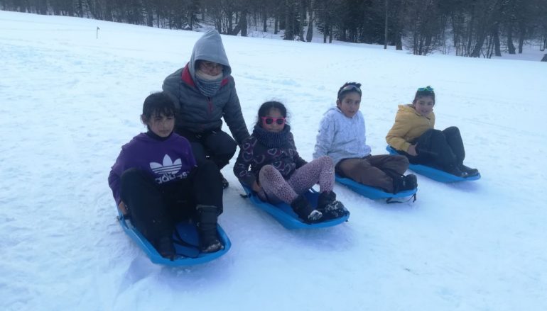 FAMILIAS SALEN A DISFRUTAR DE LA NIEVE EN LOS ARENALES