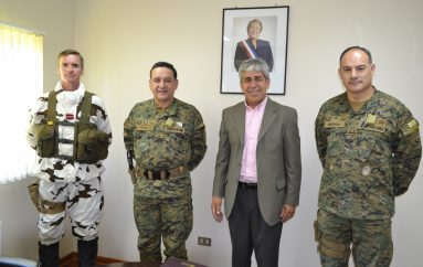 COMANDANTE EN JEFE DE LA III DIVISION DE MONTAÑA, ENTREGA SU SALUDO PROTOCOLAR