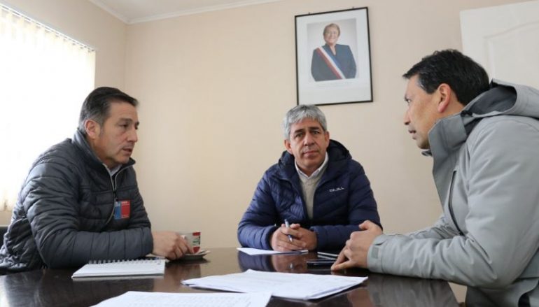 ALCALDE Y SEREMI DEL MOP INSPECCIONAN CAMINOS AFECTADOS POR NEVADAS EN LONQUIMAY