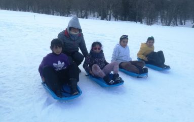 FAMILIAS SALEN A DISFRUTAR DE LA NIEVE EN LOS ARENALES