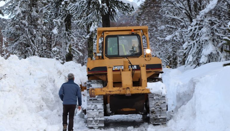 ALERTA AMARILLA -SIGUEN LOS TRABAJOS DE DESPEJE DE NIEVE EN DIFERENTES SECTORES DE LONQUIMAY.
