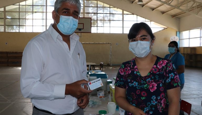 ALCALDE ES VACUNADO JUNTO A EQUIPO DE COMUNICACIONES