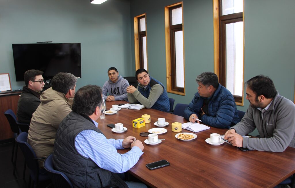 Comisión de Fomento Productivo avanza en alianzas con Feria Tattersall para fortalecer comercialización ganadera en Lonquimay