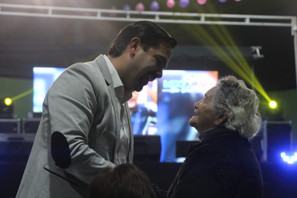 Alcalde Eduardo Yáñez destaca la importancia del rol de la madre en show especial a las madres de Lonquimay