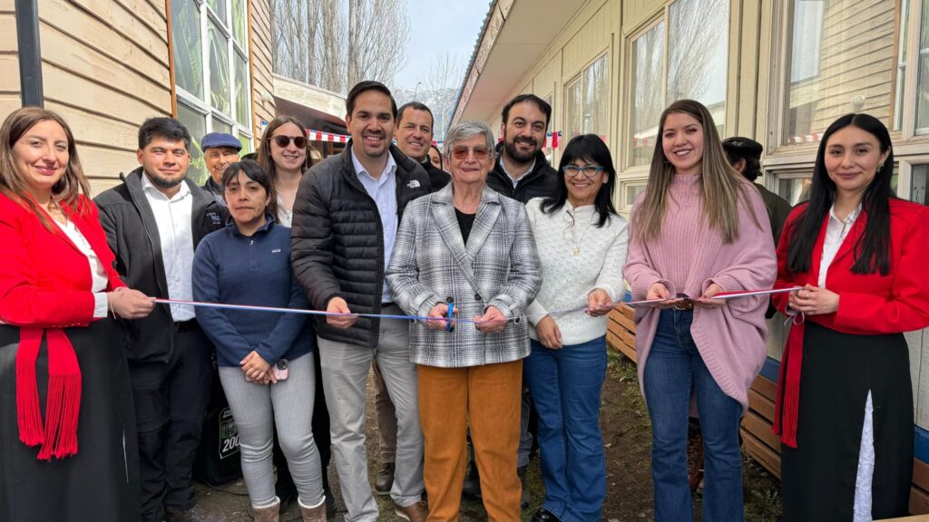 Con tradicional corte de cinta y juegos típicos Alcalde Eduardo Yáñez inaugura la Fonda Vínculos junto a personas mayores de la comuna