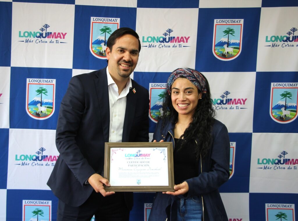 Alcalde Eduardo Yáñez entrega reconocimiento a la deportista lonquimayina Macarena Cayuqueo tras su destacada participación en el Mundial de Short Trail en Canfranc Pirineos 2025